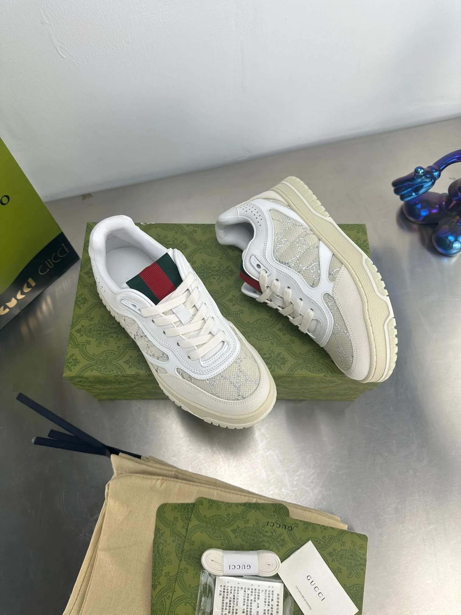 👟👟Ex-factory price 600👟👟 Gucci's latest hot-selling series of high and low-cut distressed couple's sneakers are shipped. The original version is purchased, developed and manufactured. This high-low top sneaker adopts a basketball-style silhouette design, cleverly integrated with hollow panels and distressed effects, showing its unique ingenuity. The ingenuity incorporates brand logo details such as interlocking Double G styling accessories and Gucci lettering, a low-key tribute to the brand's design heritage. Exquisite packaging at the delivery counter 🛍📦 ▪️ Fabric: Original customized imported first-layer cowhide ▪️ Inner lining: Imported first-layer cowhide ▪️ Sole: Original molded TPU sole ▪️ Sole thickness: 3cm ▪️ Size: 35-46 (Male 38 46 customized)